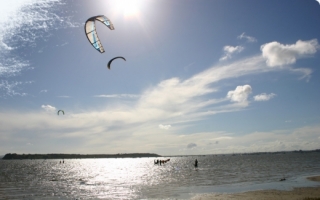  Jugando bajo el sol y las olas